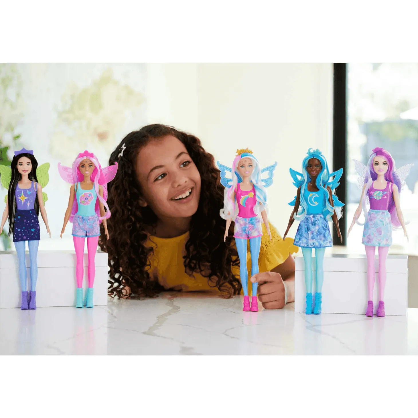 Barbie Color Reveal Muñeca con 6 sorpresas al abrir la caja, colección Rainbow Galaxy con un brillo