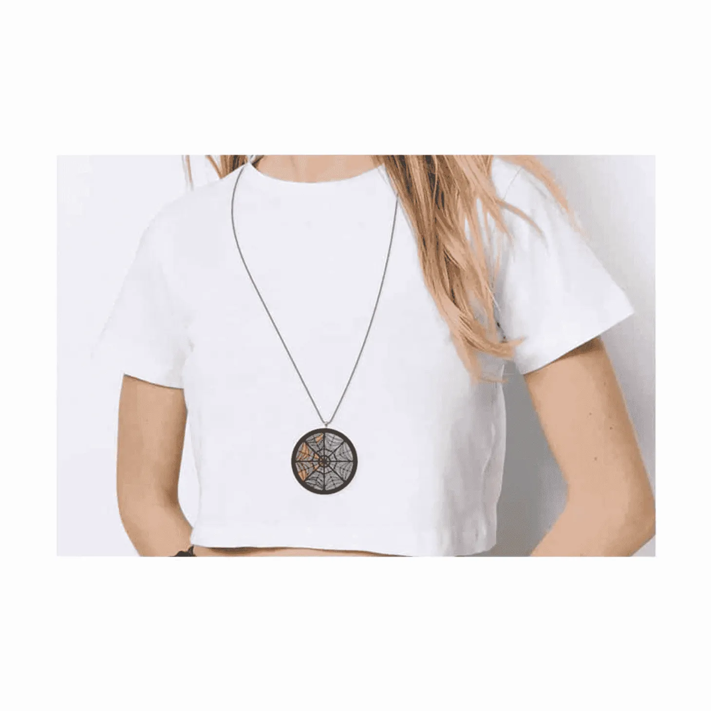 Collar Ventana Colorida inspirado en Wednesday Addams