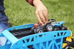 Hot Wheels Monster Trucks Camión Monster Mover Vehículo transportador de coches, incluye 3 coches de